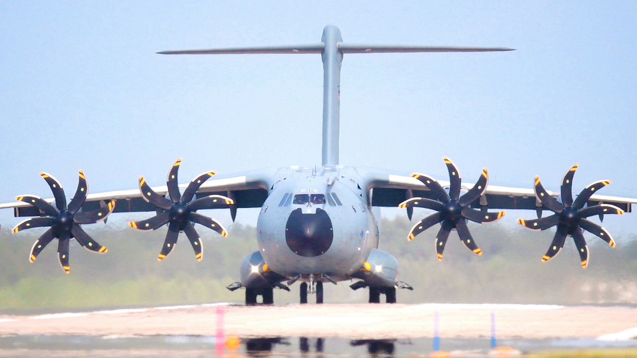 15 August 2021, Lower Saxony, Wunstorf: An Airbus A400M transport aircraft of the German Air Force taxis across the runway at Wunstorf Air Base in the Hanover region. In view of the rapid advance of the Taliban in Afghanistan, the Bundeswehr wants to quickly begin evacuating German citizens and local Afghan forces from Kabul.