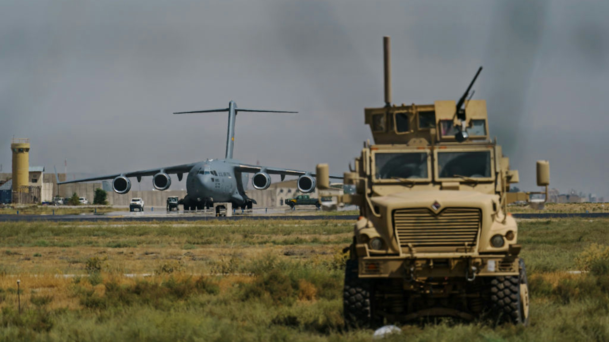 KABUL, AFGHANISTAN -- AUGUST 29, 2021: A view of the C-17 Globemaster prepares to take off in the Hamid Karzai International Airport in Kabul, Afghanistan, Sunday, Aug. 29, 2021. (MARCUS YAM / LOS ANGELES TIMES)