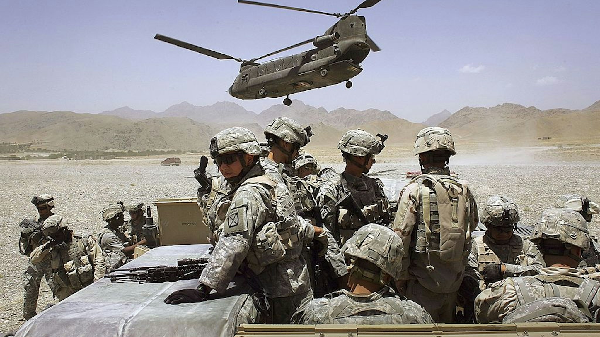 DEH AFGHAN, AFGHANISTAN - JUNE 22: American soldiers from the 10th Mountain Division deploy to fight Taliban fighters as part of Operation Mountain Thrust to a U.S. base near the village of Deh Afghan on June 22, 2006 in the Zabul province of Afghanistan. The US military announced today that four American soldiers were killed in fighting after coalition forces attacked enemy extremists in north-eastern Afghanistan. The anti-Taliban operation, mainly by American, British and Canadian forces, entered it's second week across a vast area in southern Afghanistan. (Photo by John Moore/Getty Images)