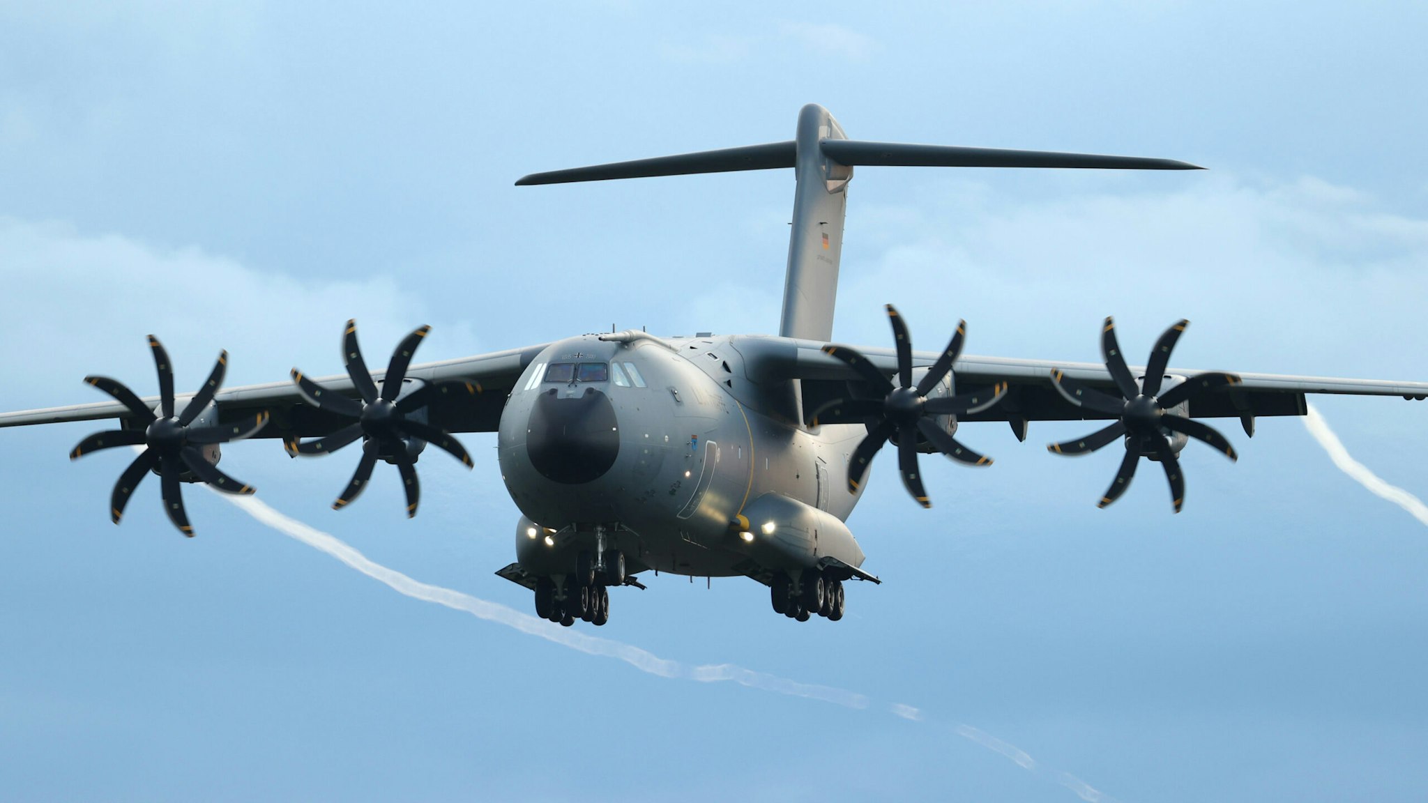 27 August 2021, Lower Saxony, Wunstorf: The Bundeswehr's A400M transport aircraft is on approach to land at the Wunstorf base in Lower Saxony. The first Bundeswehr soldiers have returned to Germany from their evacuation mission in Afghanistan. Three military planes landed at the Wunstorf airbase near Hanover shortly before 8:00 p.m. on Friday evening. An Airbus A310 of the German Air Force and two military transporters A400M were used for the return flight of the soldiers to Germany. The forces had taken off from Tashkent, the capital of Uzbekistan. The Bundeswehr had set up a hub there to fly Germans and threatened Afghans out of Kabul in short shuttle flights.