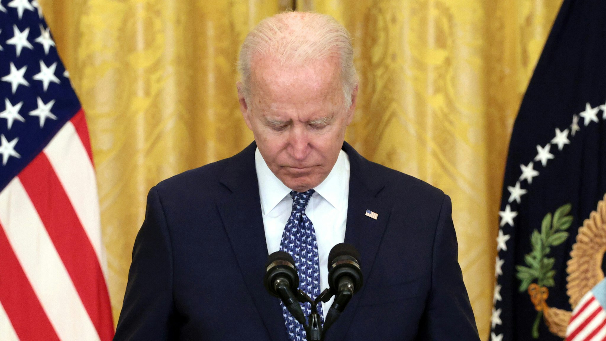 WASHINGTON, DC - SEPTEMBER 08: U.S. President Joe Biden holds a moment of silence for workers who have died from the COVID-19 pandemic as he speaks on workers rights and labor unions in the East Room at the White House on September 08, 2021 in Washington, DC. Biden spoke on the need to protect workers rights and the middle class.