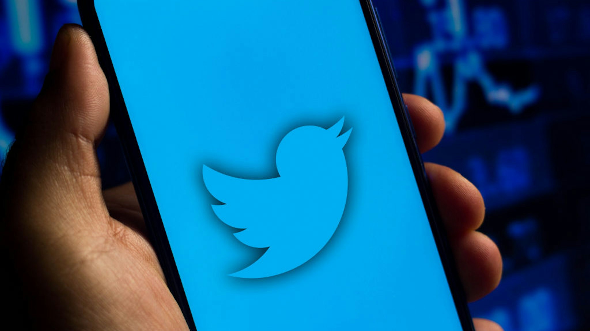 BRAZIL - 2021/08/27: In this photo illustration the Twitter logo seen displayed on a smartphone.