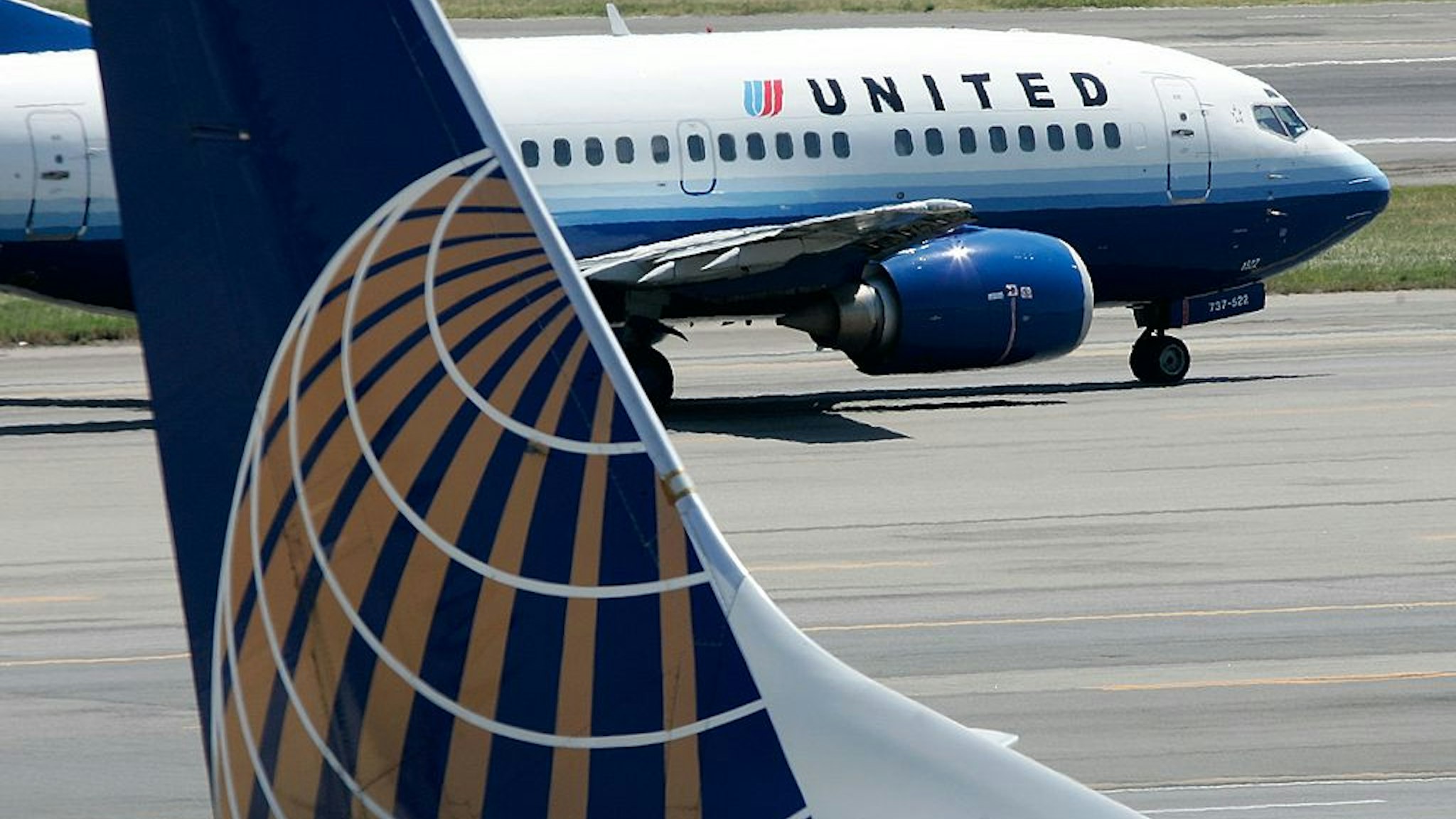 WASHINGTON - AUGUST 16: A United Airlines aircraft passes by a Continental Airlines aircraft as it taxis to takeoff from the runway of Ronald Reagan National Airport August 16, 2006 in Washington, DC. (Photo by Alex Wong/Getty Images)