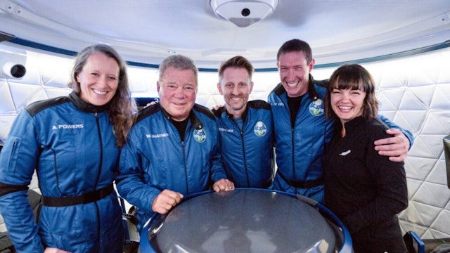 The crew of NS-18, Audrey Powers, William Shatner, Dr. Chris Boshuizen, and Glen de Vries, with CrewMember 7 Sarah Knights (October 12, 2021)