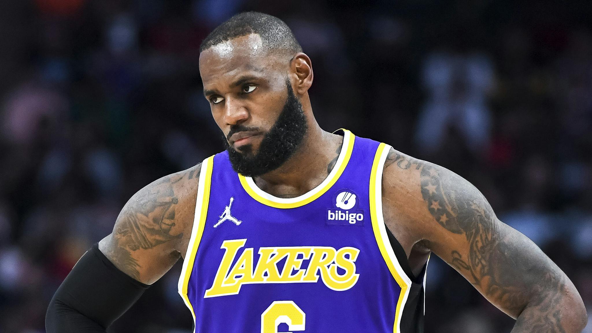 DETROIT, MICHIGAN - NGÀY 21 THÁNG 11: LeBron James #6 của Los Angeles Lakers đối đầu với Detroit Pistons trong hiệp hai của trận đấu tại Little Caesars Arena vào ngày 21 tháng 11 năm 2021 ở Detroit, Michigan.
