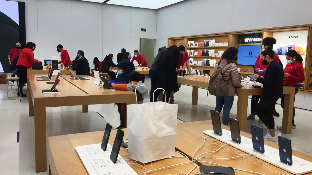 Thieves Hit California Apple Store, Make Off With $20,000 Worth Of Loot In ‘Brazen’ Daytime Robbery