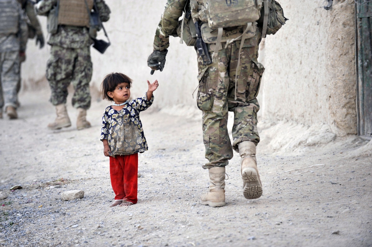 Помощь мирным жителям. Дети современной войны. Дети войны. Жертвы Вооруженных конфликтов. Военный с ребенком.
