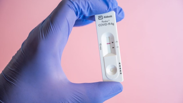 MADRID, SPAIN - 2021/04/21: In this photo illustration a negative result in an antigen test (rapid test device) for the detection of coronavirus (COVID-19). (Photo Illustration by Marcos del Mazo/LightRocket via Getty Images)