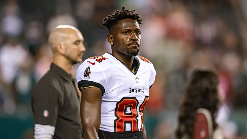 Vaccinated Antonio Brown Suspended For Using Fake Vaccine Card