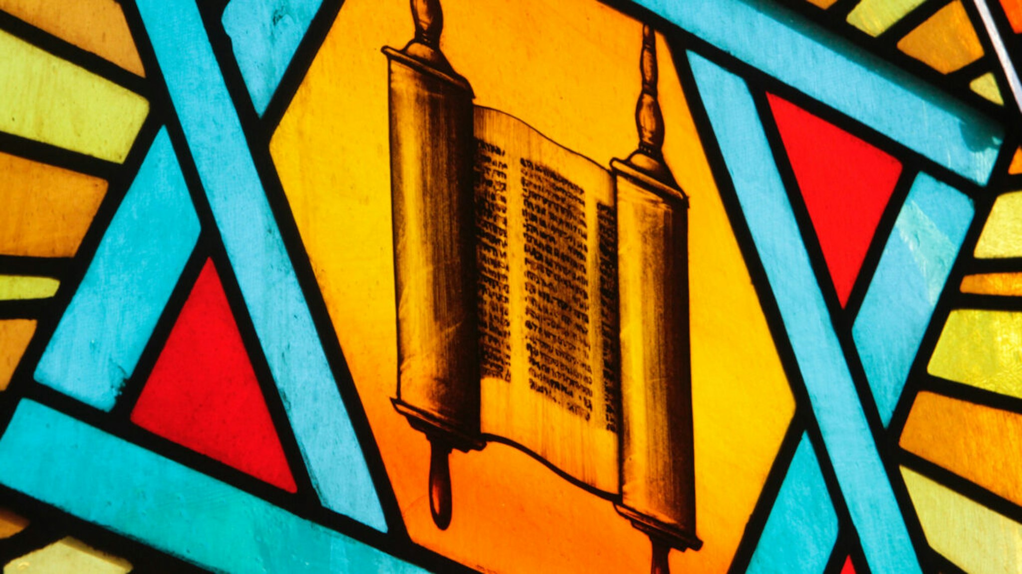 Stained glass window depicting a Torah scroll.