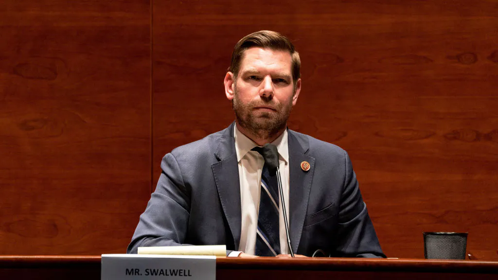 ‘They Got Me!’: Eric Swalwell Jokingly Demands Pulitzer For Daily Mail After He’s Caught Maskless In Florida