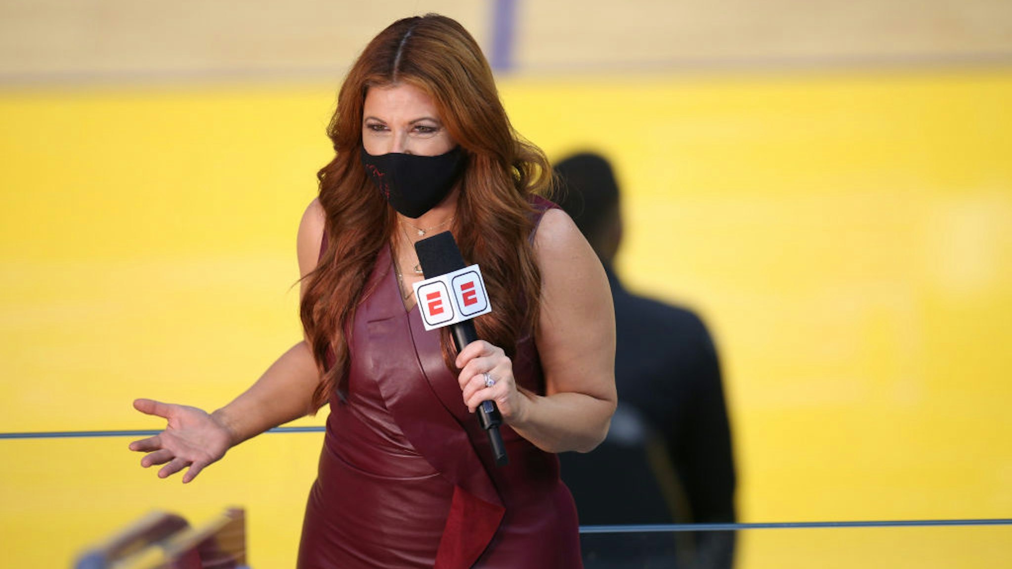 Basketball: ESPN sideline reporter Rachel Nichols during Golden State Warriors vs Brooklyn Nets game at Chase Center. Nichols weaing mask. Oakland, CA 2/13/2021 CREDIT: Brad Mangin (Photo by Brad Mangin/Sports Illustrated via Getty Images) (Set Number: X163528)