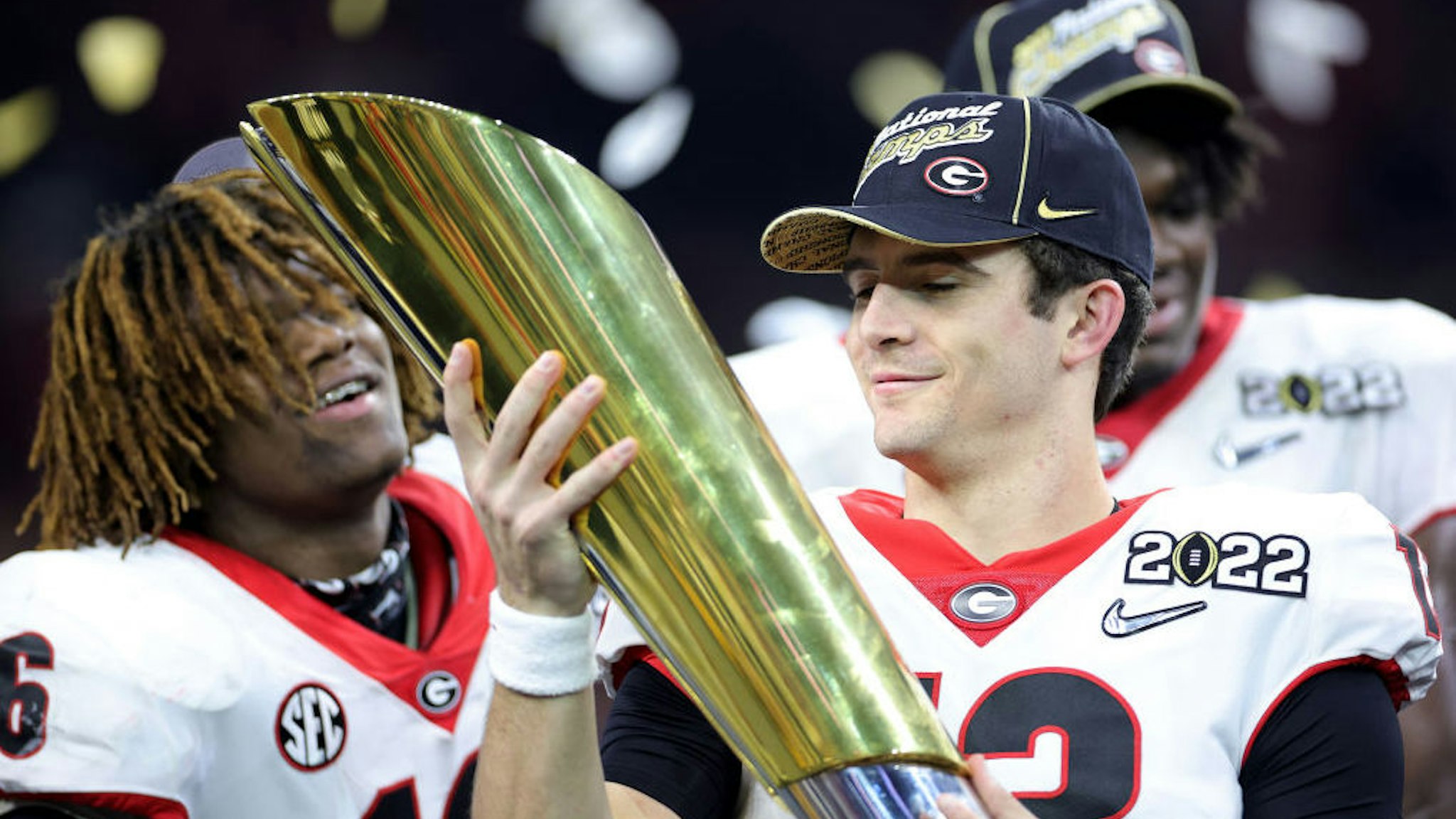 INDIANAPOLIS, INDIANA - JANUARY 10: Stetson Bennett #13 of the Georgia Bulldogs celebrates with the National Championship trophy after the Georgia Bulldogs defeated the Alabama Crimson Tide 33-18 during the 2022 CFP National Championship Game at Lucas Oil Stadium on January 10, 2022 in Indianapolis, Indiana. (Photo by Carmen Mandato/Getty Images)