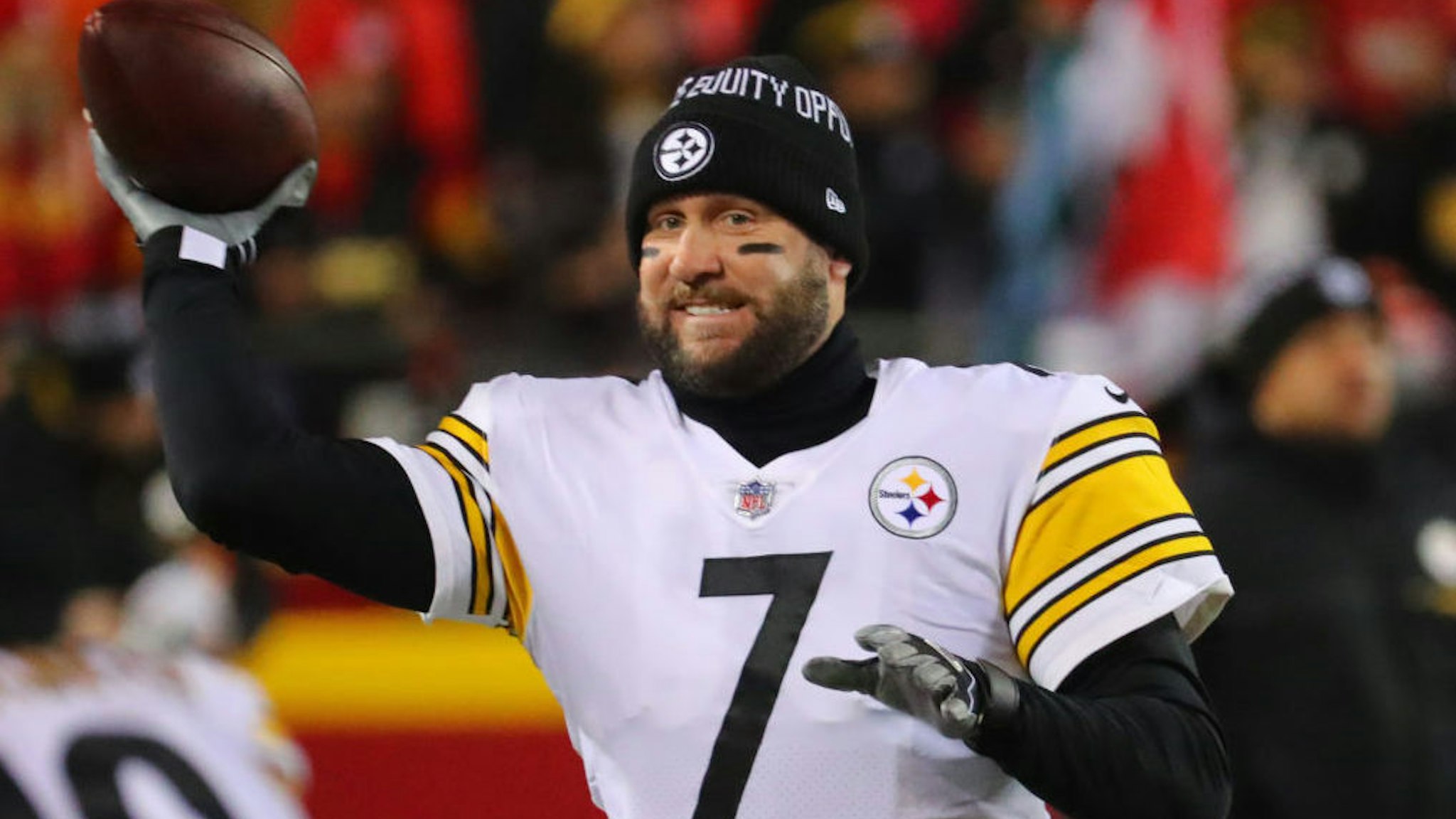 KANSAS CITY, MISSOURI - JANUARY 16: Ben Roethlisberger #7 of the Pittsburgh Steelers warms up before the game against the Kansas City Chiefs in the NFC Wild Card Playoff game at Arrowhead Stadium on January 16, 2022 in Kansas City, Missouri. (Photo by Dilip Vishwanat/Getty Images)