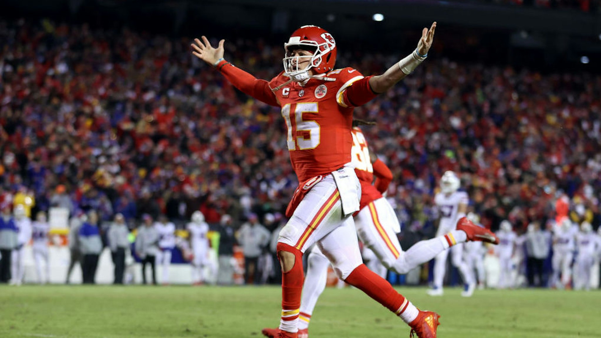 KANSAS CITY, MISSOURI - JANUARY 23: Patrick Mahomes #15 of the Kansas City Chiefs celebrates a touchdown scored by Tyreek Hill #10 against the Buffalo Bills during the fourth quarter in the AFC Divisional Playoff game at Arrowhead Stadium on January 23, 2022 in Kansas City, Missouri. (Photo by Jamie Squire/Getty Images)