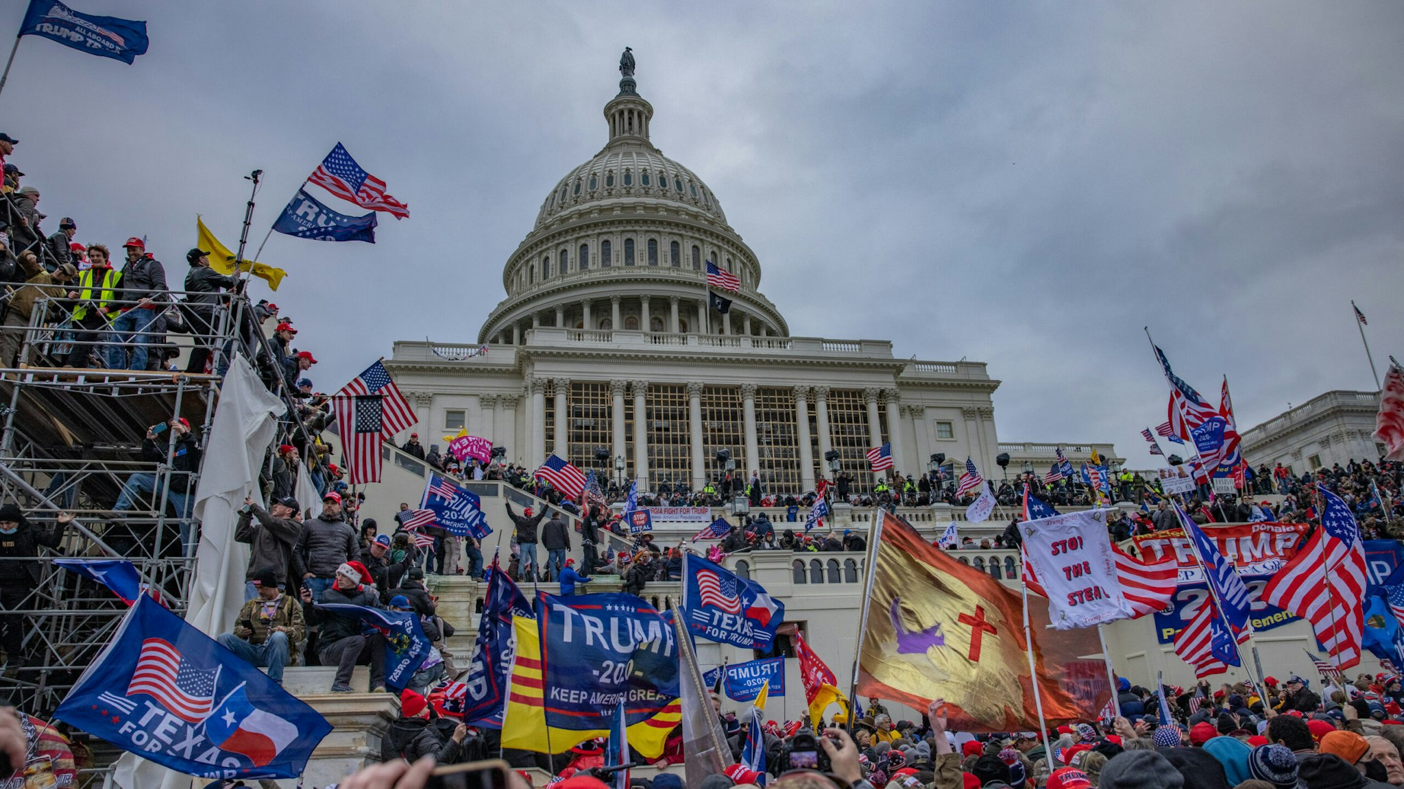 Supporters of President Trump converge on the United States Capitol building. (Photo by Evelyn Hockstein/For The Washington Post via Getty Images)