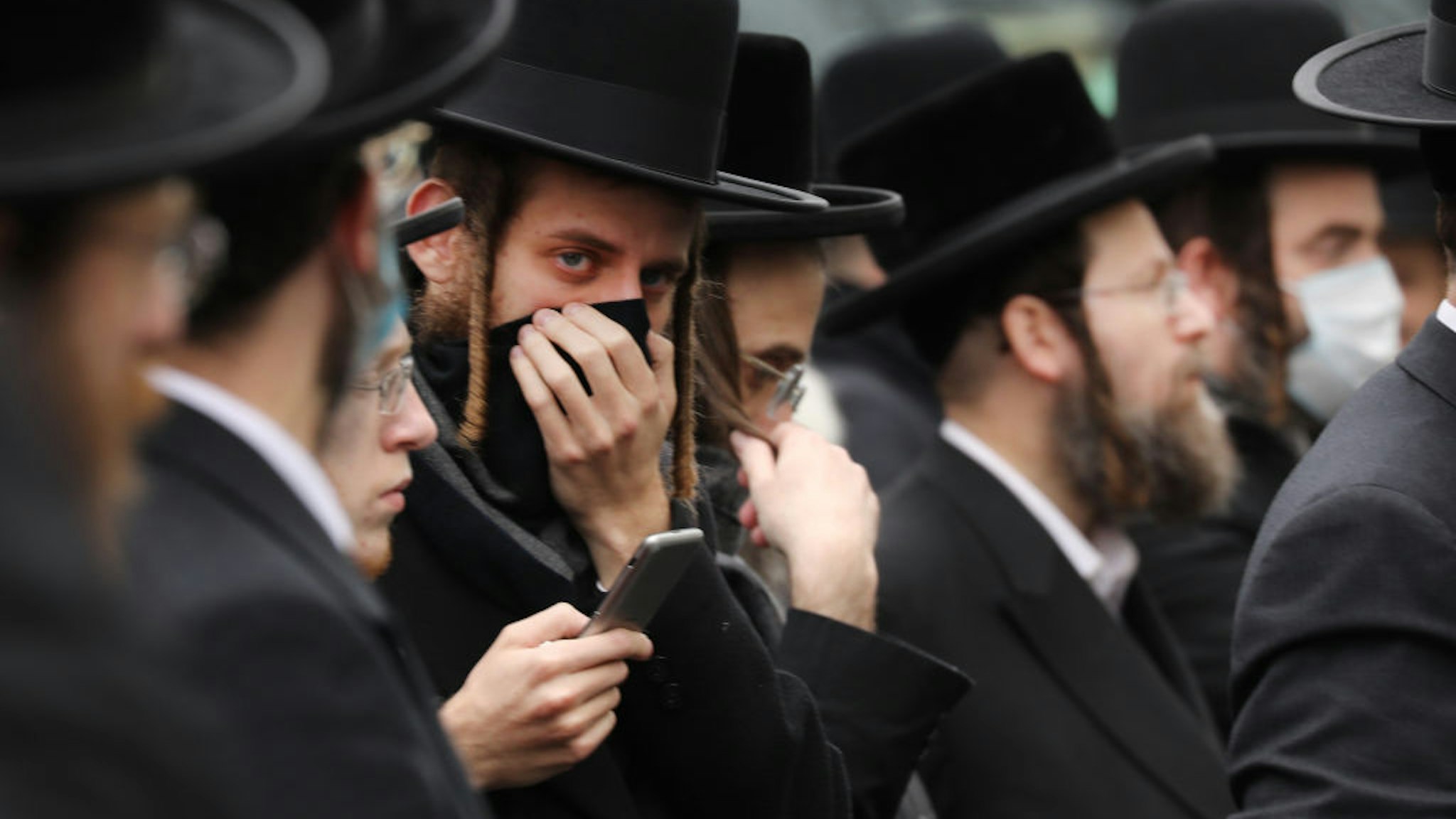 NEW YORK, NY - APRIL 05: Hundreds of members of the Orthodox Jewish community attend the funeral for a rabbi who died from the coronavirus in the Borough Park neighborhood which has seen an upsurge of (COVID-19) patients during the pandemic on April 05, 2020 in the Brooklyn Borough of New York City. Hospitals in New York City, which has been especially hard hit by the coronavirus, are facing shortages of beds, ventilators and protective equipment for medical staff. Currently, over 122,000 New Yorkers have tested positive for coronavirus. (Photo by Spencer Platt/Getty Images)