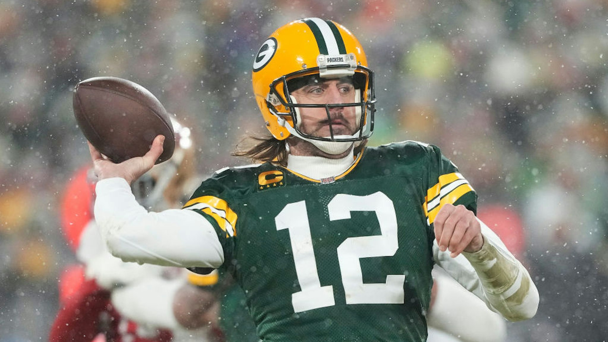 GREEN BAY, WISCONSIN - JANUARY 22: Quarterback Aaron Rodgers #12 of the Green Bay Packers passes2 during the 4th quarter of the NFC Divisional Playoff game against the San Francisco 49ers at Lambeau Field on January 22, 2022 in Green Bay, Wisconsin. (Photo by Patrick McDermott/Getty Images)