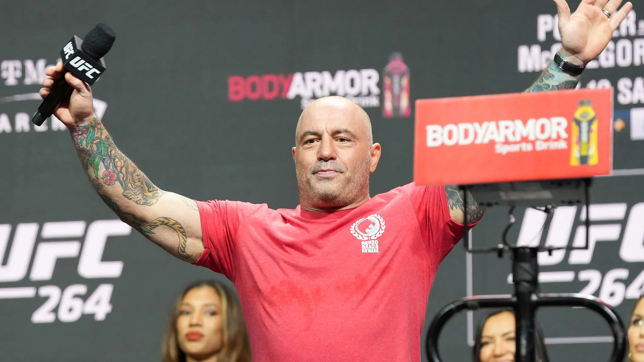MMA: JUL 09 UFC 264 Ceremonial Weigh-In LAS VEGAS, NV - JULY 09: Joe Rogan waves to a packed house at the UFC 264 ceremonial weigh-in at T-Mobile Arena on July 9, 2021 in Las Vegas, NV, United States.
