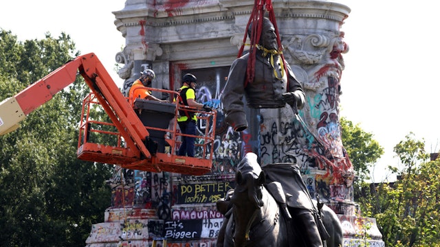 RICHMOND, VIRGINIA - SEPTEMBER 08: Workers lift the upper part of the statue at the Robert E. Lee Memorial during a removal September 8, 2021 in Richmond, Virginia. The Commonwealth of Virginia is removing the largest Confederate statue remaining in the U.S. following authorization by all three branches of state government, including a unanimous decision by the Supreme Court of Virginia