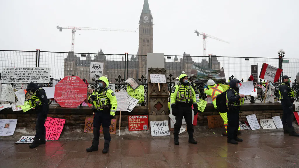 In Show Of Force, Ottawa Police Issue Formal Warnings, Set Up ‘Secured Area’ Around ‘Freedom Convoy’