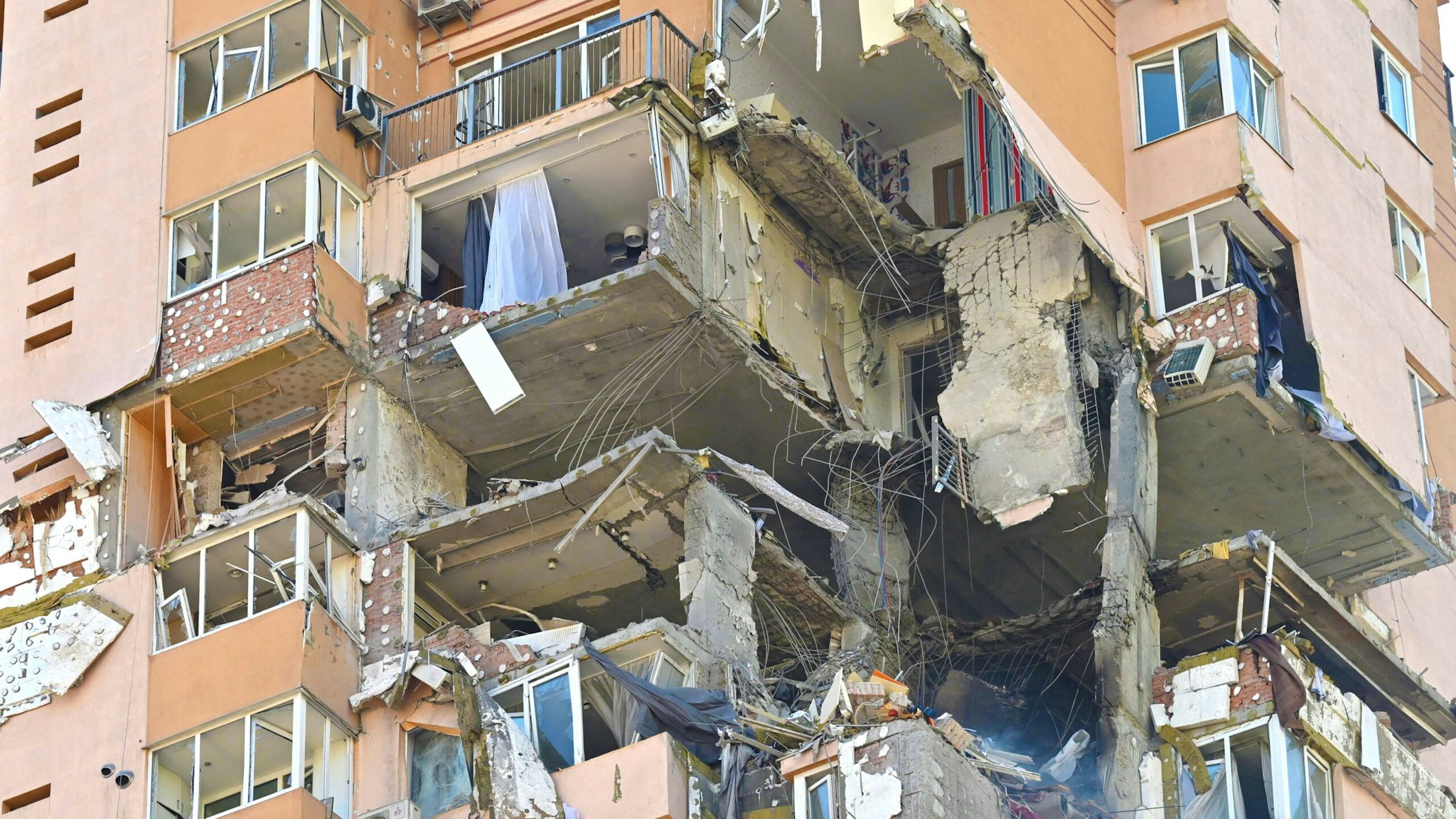 A view of a high-rise apartment block which was hit by recent shelling in Kyiv on February 26, 2022. - Ukrainian soldiers repulsed a Russian attack in the capital, the military said on February 26 after a defiant President Volodymyr Zelensky vowed his pro-Western country would not be bowed by Moscow. It started the third day since Russian leader Vladimir Putin unleashed a full-scale invasion that has killed dozens of people, forced more than 50,000 to flee Ukraine in just 48 hours and sparked fears of a wider conflict in Europe.