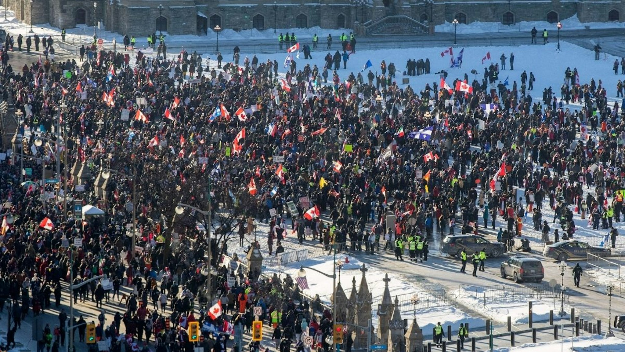 Los partidarios llegan a Parliament Hill para el Convoy de Camiones de la Libertad para protestar contra los mandatos y restricciones de la vacuna Covid-19 en Ottawa, Canadá, el 29 de enero de 2022.