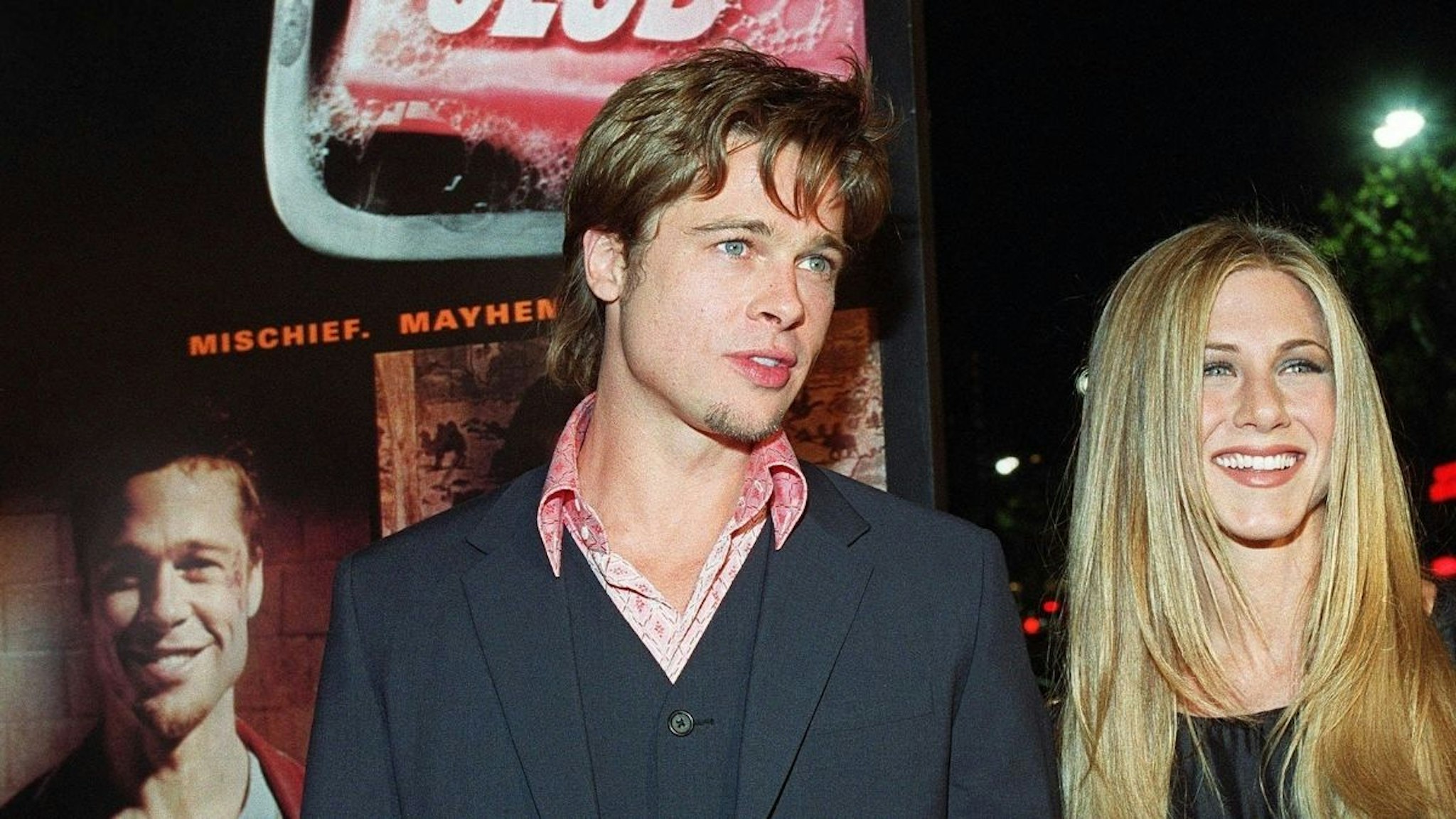 US actor Brad Pitt (L) arrives at the premiere of his new film "Fight Club" with partner Jennifer Aniston (R) in Los Angeles, CA 06 October 1999.
