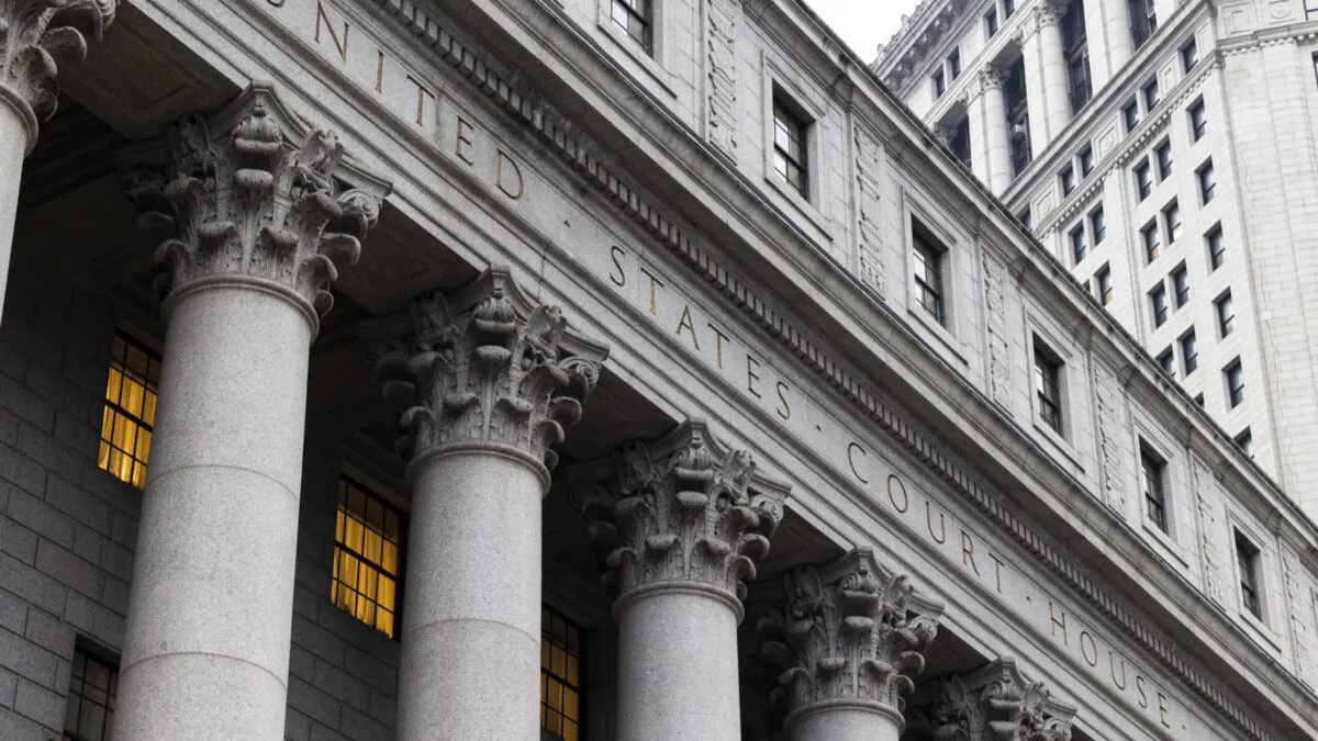 Maxwell Juror Who Threw Guilty Verdict In Question To Plead 5th; Prosecutors Plan To Compel Him To Testify