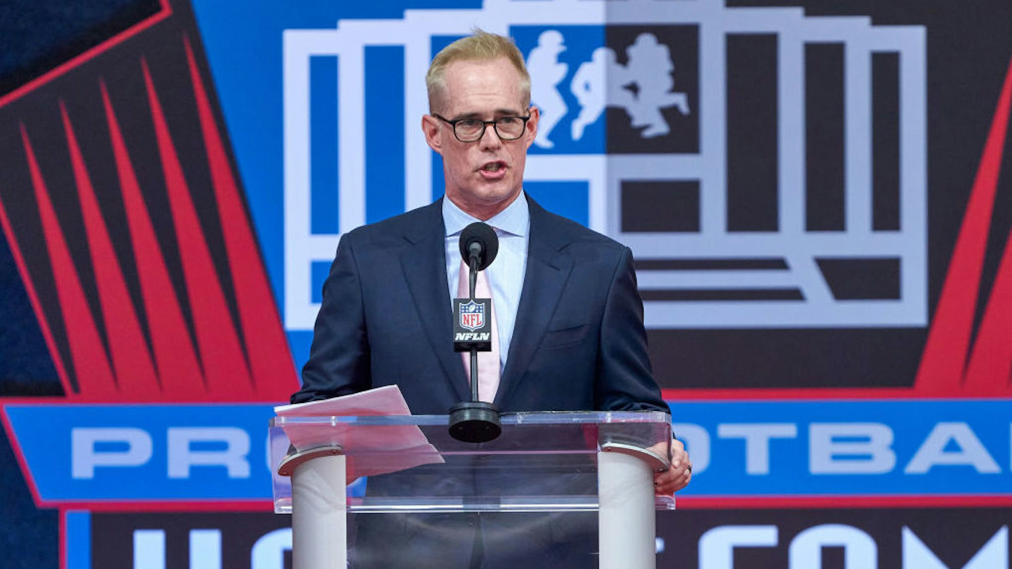CANTON, OH - AUGUST 07: Fox Sports NFL Analyst Joe Buck speaks after receiving the Pete Rozelle Radio - Television award during the Pro Football HOF Centennial Class of 2020 enshrinement ceremonies on August 7, 2021 at Tom Benson Hall of Fame Stadium, in Canton, OH. (Photo by MSA/Icon Sportswire)