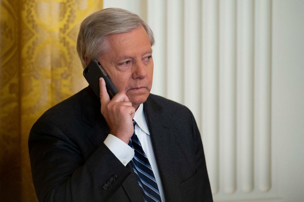 Lindsey Graham Calls For Russians To Assassinate Putin