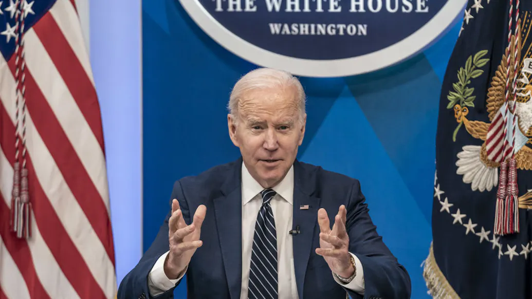 WATCH: Biden Straight Up Ignores Reporters’ Questions, Calmly Shuffles Papers Instead