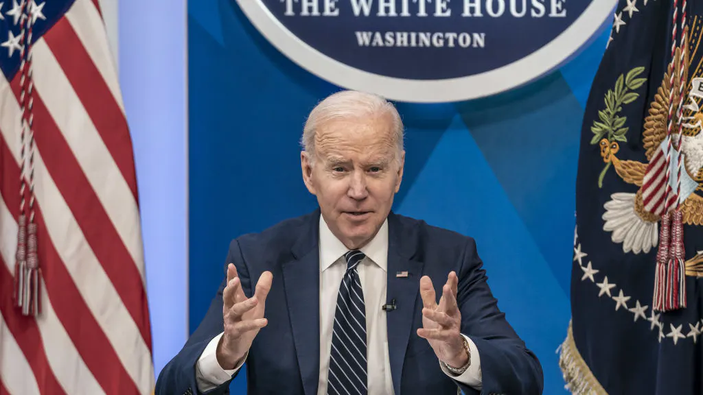 WATCH: Biden Straight Up Ignores Reporters’ Questions, Calmly Shuffles Papers Instead