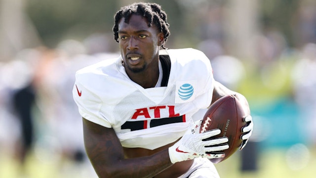 MIAMI GARDENS, FLORIDA - AUGUST 19: Calvin Ridley #18 of the Atlanta Falcons runs with the ball during joint practice with the Miami Dolphins at Baptist Health Training Complex on August 19, 2021 in Miami Gardens, Florida. (Photo by Michael Reaves/Getty Images)