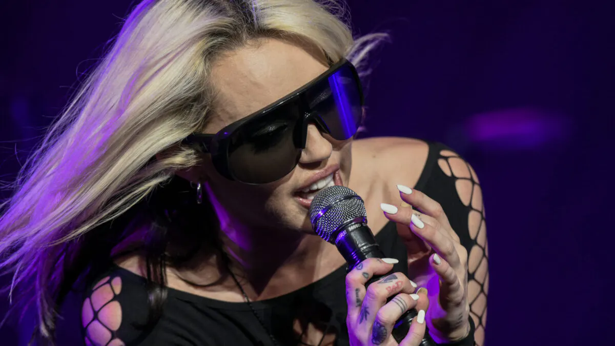 Miley Cyrus’s Plane Makes Emergency Landing After Getting Struck By Lightning