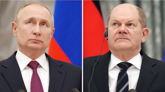 15 February 2022, Russia, Moskau: KOMBO - German Chancellor Olaf Scholz (SPD, r) and Russian President Vladimir Putin look up after several hours of one-on-one talks at a joint press conference.