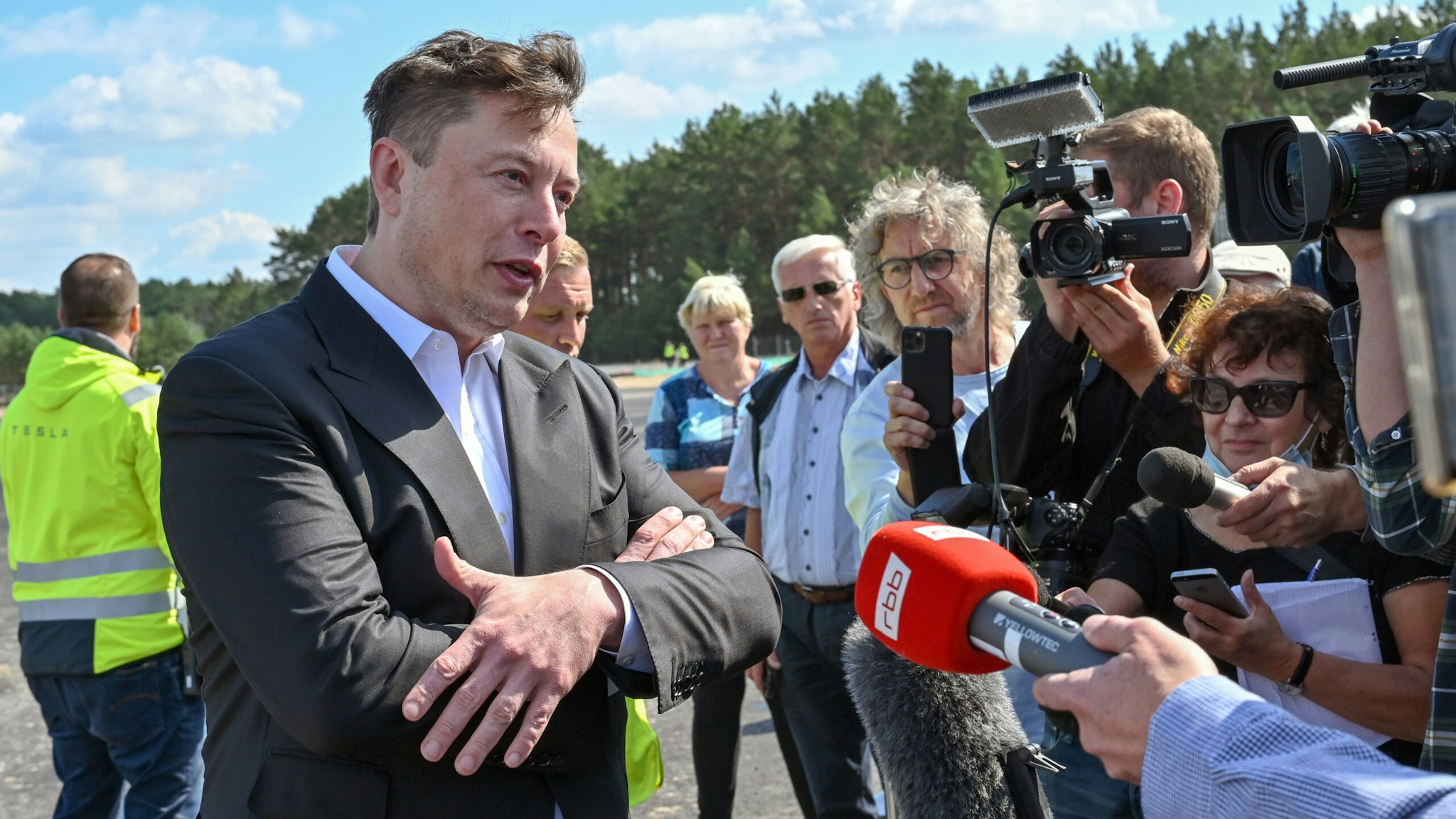 03 September 2020, Brandenburg, Grünheide: Elon Musk, head of Tesla, stands on the construction site of the Tesla Giga-Factory and talks to journalists. In Grünheide near Berlin, a maximum of 500,000 vehicles per year are to roll off the assembly line from July 2021 - and according to the car manufacturer's plans, the maximum is to be reached as quickly as possible.