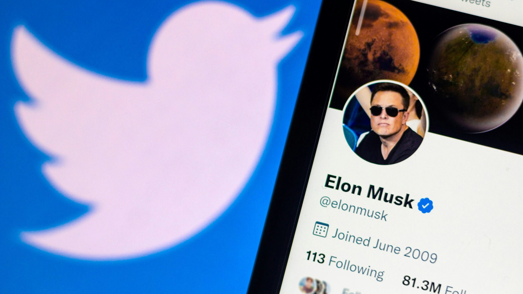 BRAZIL - 2022/04/11: In this photo illustration, the official profile of Elon Musk on the social network Twitter. The billionaire Elon Musk bought 9% of Twitter, an investment of USD 3 billion.