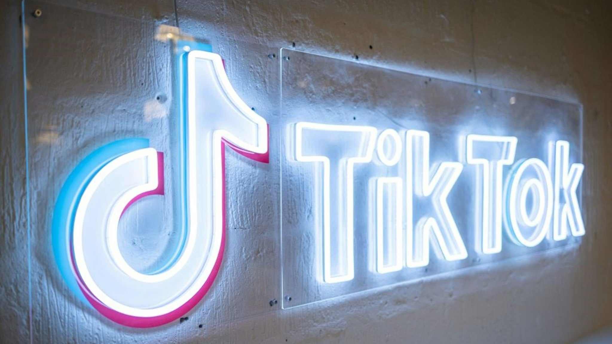 A photograph taken on February 9, 2022 shows the logo of video-focused social networking service TikTok, at the TikTok UK office, in London. - With a billion users, TikTok has rapidly become one of the most important players in the music industry, and now has its sights set on revolutionising the way artists are discovered and get paid.