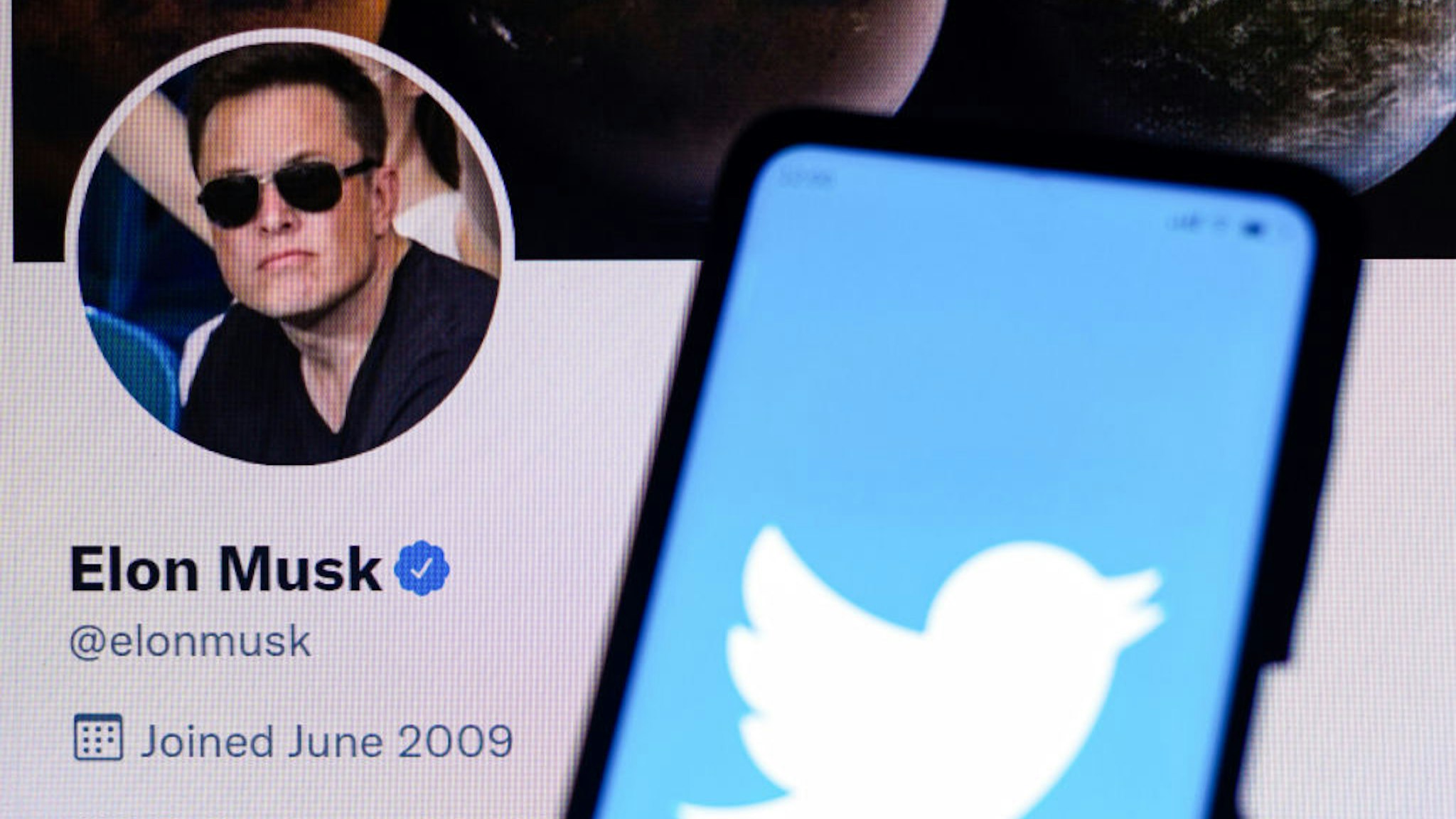 BRAZIL - 2022/04/11: In this photo illustration, the Twitter logo is displayed on a smartphone with Elon Musk's official Twitter profile. The billionaire Elon Musk bought 9% of Twitter, an investment of USD 3 billion. (Photo Illustration by Rafael Henrique/SOPA Images/LightRocket via Getty Images)