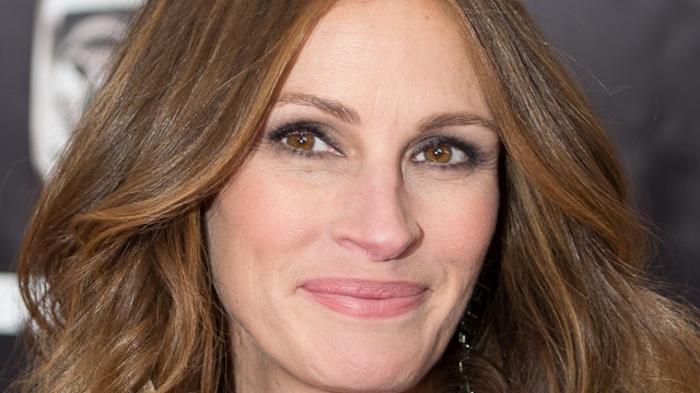 Julia Roberts attends the "August: Osage County" premiere at Ziegfeld Theater on December 12, 2013 in New York City.