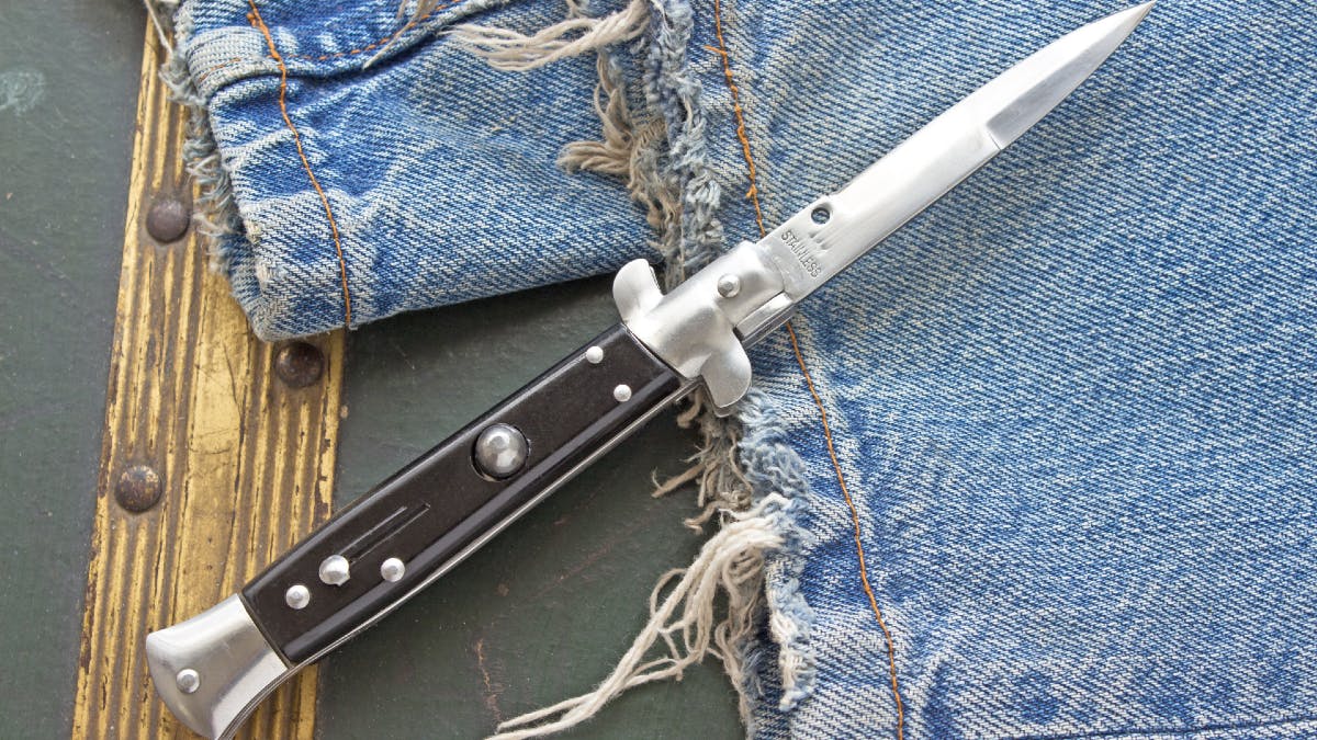 Midwest Values: Chicago Robbers Give Victim A Switchblade So That He Doesn’t Get Mugged Again, Authorities Say 1 image
