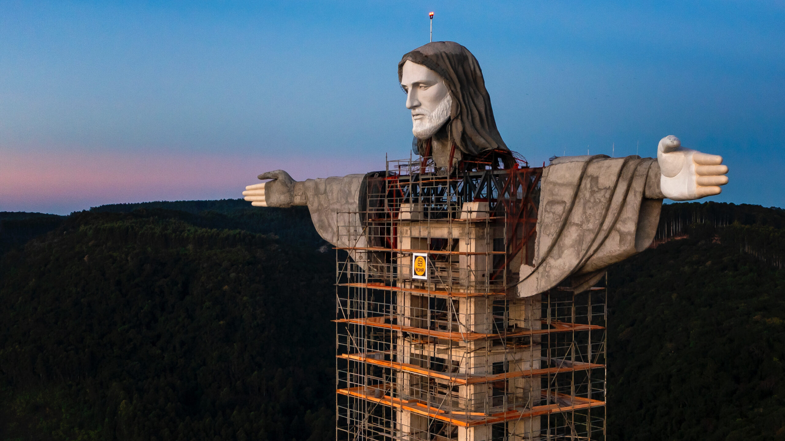 Jesus from Świebodzin uses the T-pose to assert his domination over Jesus  from Rio, from whom he is 3 meters taller : r/dankmemes