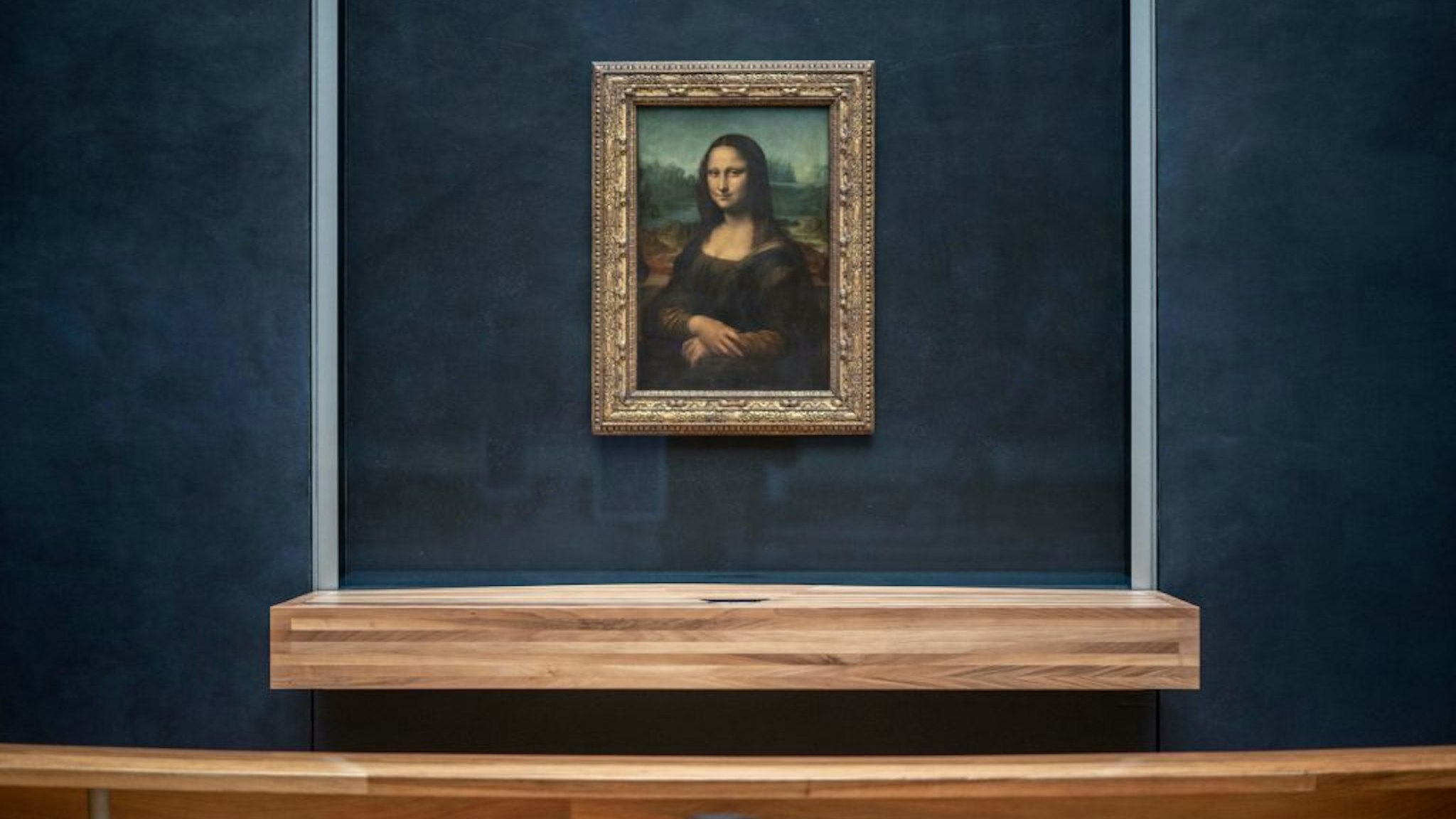 The portrait of Lisa Gherardini, wife of Francesco del Giocondo, known as the Mona Lisa or La Gioconda (La Joconde in French), painted by Italian artsist Leonardo da Vinci, is displayed in the empty "Salle des Etats" of the Louvre Museum in Paris, on January 8, 2021. - The Louvre, which remains closed due to the sanitory situation, suffered the full impact of the Covid-19 pandemic in 2020, suffering a drop in attendance of 72% compared to 2019, and a loss of revenue of more than 90 million euros, the museum announced on January 8, 2021. (Photo by Martin BUREAU / AFP) (Photo by MARTIN BUREAU/AFP via Getty Images)