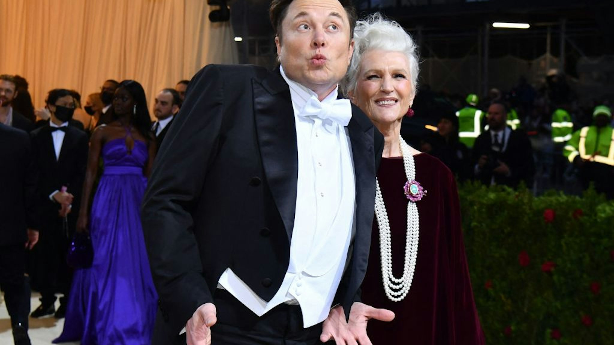 TOPSHOT - CEO, and chief engineer at SpaceX, Elon Musk and his mother, supermodel Maye Musk, arrive for the 2022 Met Gala at the Metropolitan Museum of Art on May 2, 2022, in New York. - The Gala raises money for the Metropolitan Museum of Art's Costume Institute. The Gala's 2022 theme is "In America: An Anthology of Fashion". (Photo by ANGELA WEISS / AFP) (Photo by ANGELA WEISS/AFP via Getty Images)
