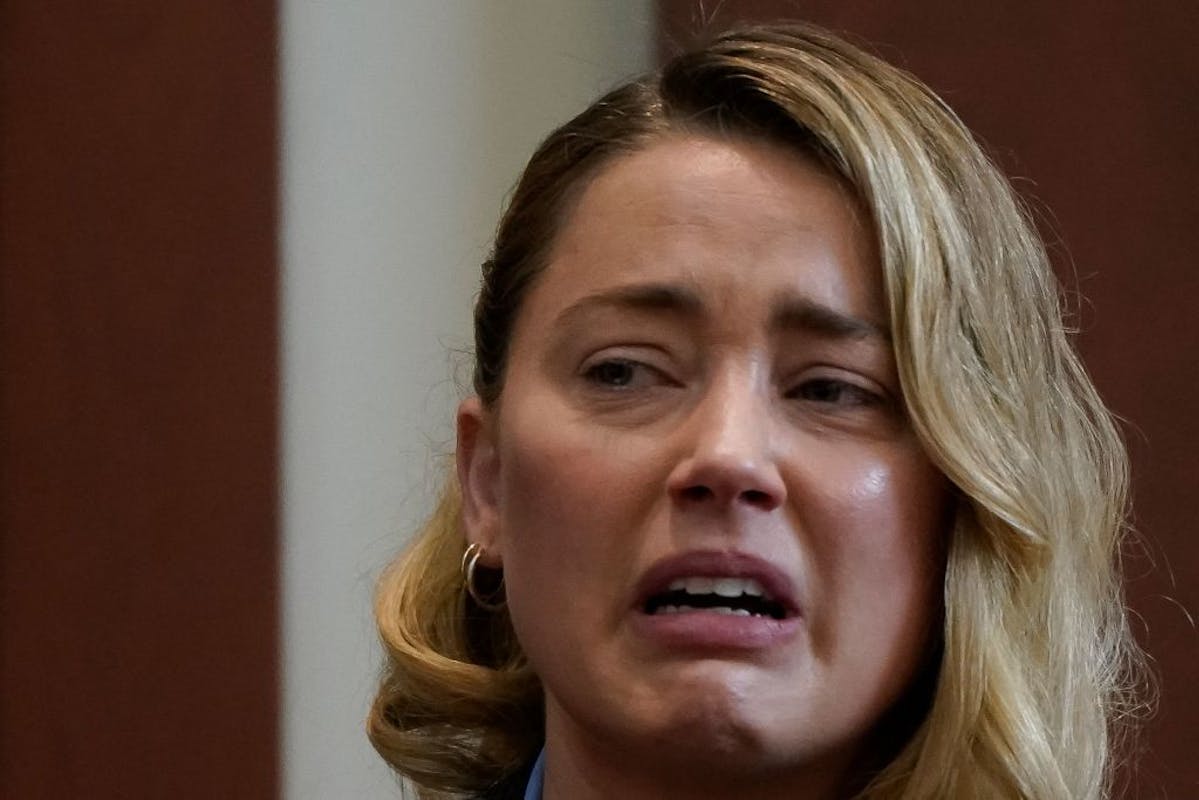 WATCH: Amber Heard Sobs Uncontrollably On Stand Recalling Depp Allegedly Beating, Penetrating Her With Bottle 1 image