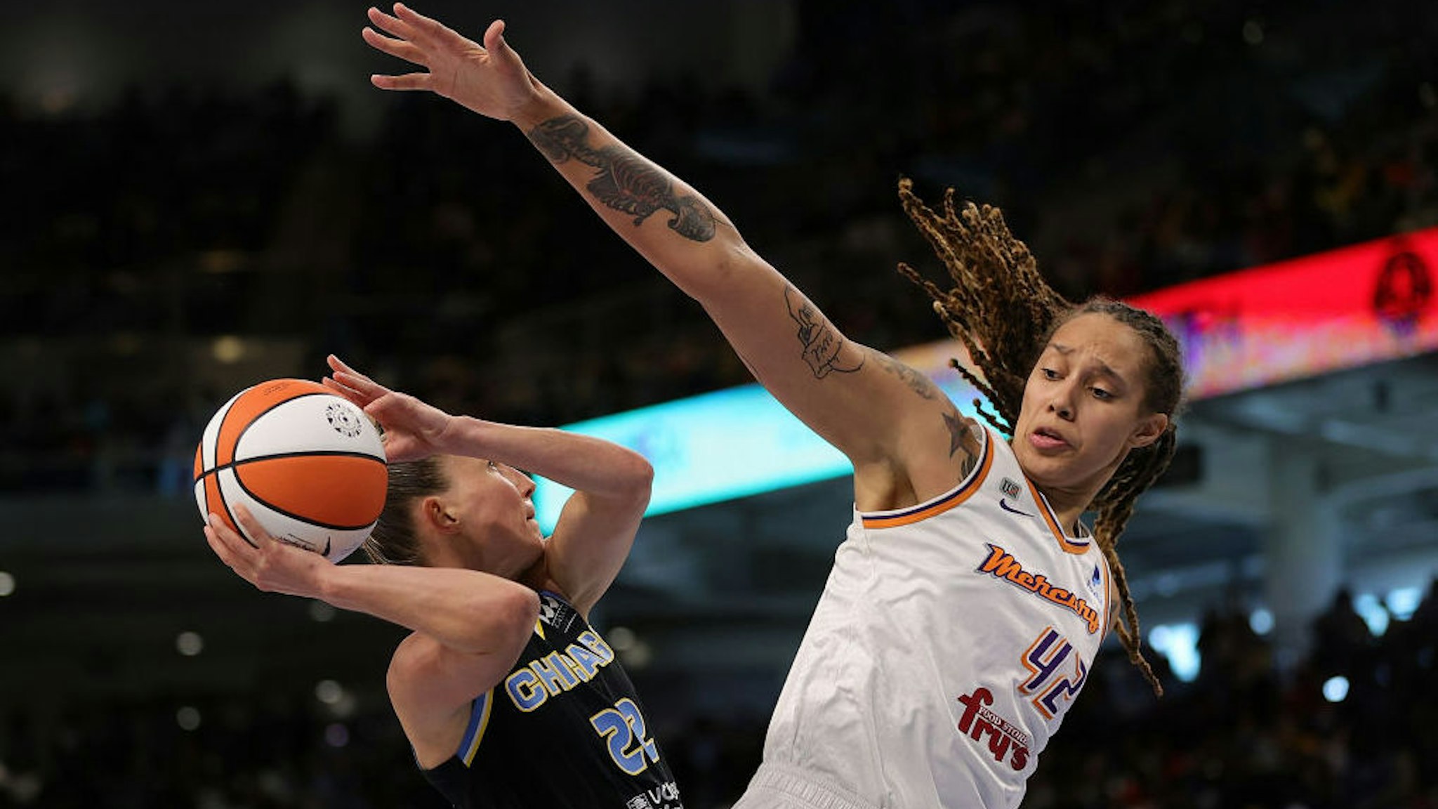 CHICAGO, ILLINOIS - OCTOBER 17: Courtney Vandersloot #22 of the Chicago Sky drives to the basket against Brittney Griner #42 of the Phoenix Mercury during Game Four of the WNBA Finals at Wintrust Arena on October 17, 2021 in Chicago, Illinois. NOTE TO USER: User expressly acknowledges and agrees that, by downloading and or using this photograph, User is consenting to the terms and conditions of the Getty Images License Agreement. (Photo by Stacy Revere/Getty Images)