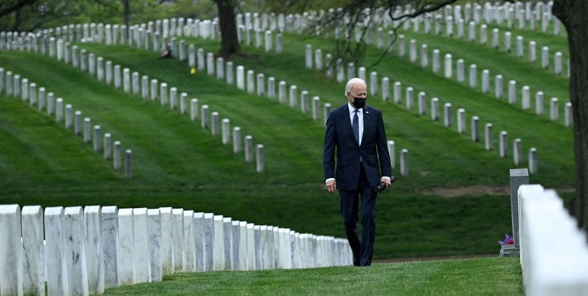 Biden Marks ‘Tragic Milestone’ As U.S. Tops 1 Million COVID-19 Deaths 1 image