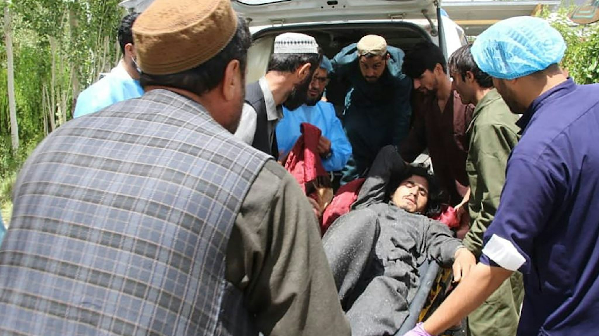 This photograph taken on June 22, 2022 and received as a courtesy of the Afghan government-run Bakhtar News Agency shows Afghan men shift an injured quake victim at a hospital following an earthquake in Gayan district, Paktika province. - A powerful earthquake struck a remote border region of Afghanistan overnight killing at least 920 people and injuring hundreds more, officials said on June 22, with the toll expected to rise as rescuers dig through collapsed dwellings. - XGTY / EDITORS NOTE --- RESTRICTED TO EDITORIAL USE - MANDATORY CREDIT "AFP PHOTO /Bakhtar News Agency " - NO MARKETING - NO ADVERTISING CAMPAIGNS - DISTRIBUTED AS A SERVICE TO CLIENTS - NO ARCHIVE (Photo by Bakhtar News Agency / AFP) / XGTY / EDITORS NOTE --- RESTRICTED TO EDITORIAL USE - MANDATORY CREDIT "AFP PHOTO /Bakhtar News Agency " - NO MARKETING - NO ADVERTISING CAMPAIGNS - DISTRIBUTED AS A SERVICE TO CLIENTS - NO ARCHIVE / XGTY / EDITORS NOTE --- RESTRICTED TO EDITORIAL USE - MANDATORY CREDIT "AFP PHOTO /Bakhtar News Agency " - NO MARKETING - NO ADVERTISING CAMPAIGNS - DISTRIBUTED AS A SERVICE TO CLIENTS - NO ARCHIVE