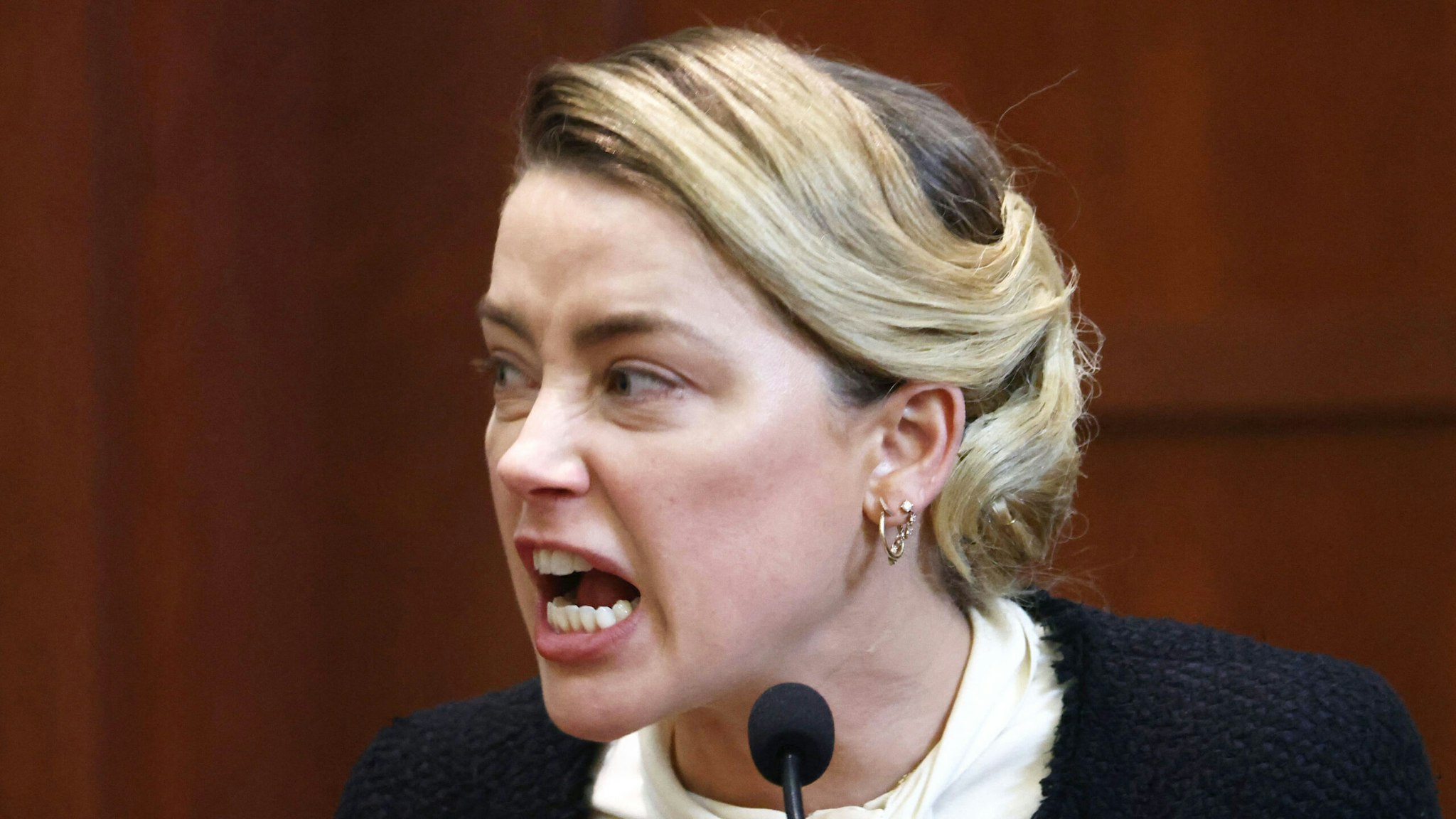 TOPSHOT - US actress Amber Heard testifies at the Fairfax County Circuit Courthouse in Fairfax, Virginia, on May 5, 2022. - Actor Johnny Depp is suing ex-wife Amber Heard for libel after she wrote an op-ed piece in The Washington Post in 2018 referring to herself as a public figure representing domestic abuse.